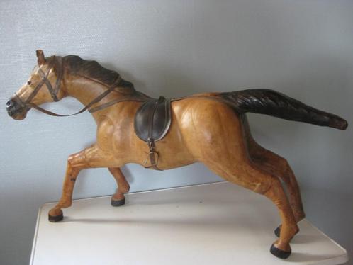 Handgemaakt lederen paard in galop en uitrusting., Antiek en Kunst, Curiosa en Brocante, Ophalen of Verzenden