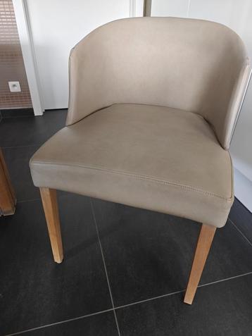 Stoelen.  beschikbaar voor biedingen