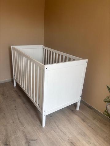 Babybed + matras beschikbaar voor biedingen