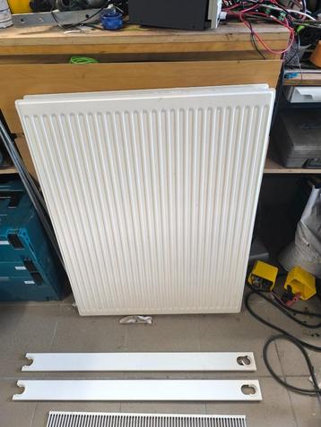 Radiator 700x900 type 21 met Caleffi thermostaatkop beschikbaar voor biedingen