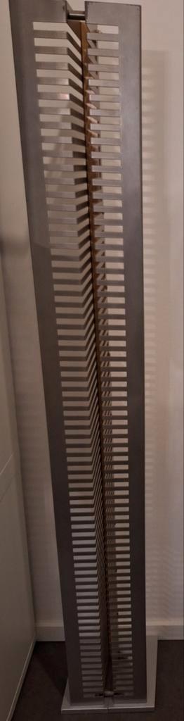 Alu kleurig stevig metalen cd rek met houten voet . beschikbaar voor biedingen