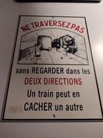 Plaque émaillée 'Un train peut en cacher un autre', Collections, Enlèvement ou Envoi, Comme neuf, Panneau publicitaire