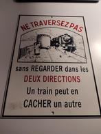 Plaque émaillée 'Un train peut en cacher un autre', Enlèvement ou Envoi, Comme neuf, Panneau publicitaire