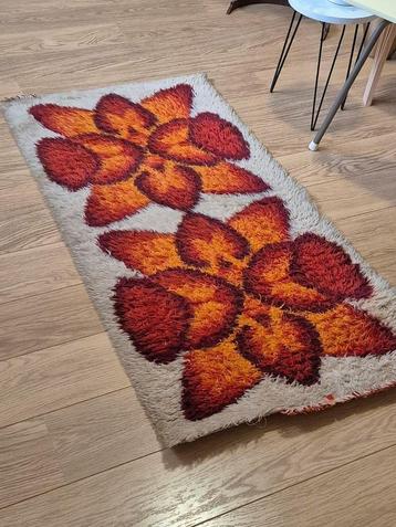 Vintage tapijt 2 stuks beschikbaar voor biedingen