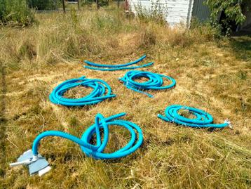 Plusieurs pièces de tuyau de piscine, cuvette ou tuyau