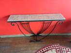 Table haute en pierre, Ophalen