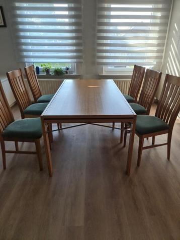 Uittrekbare eettafel en 6 stoelen beschikbaar voor biedingen