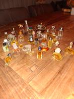 Verzameling miniatuur parfum flesjes, Ophalen