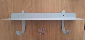 Metalen wandplank en houder voor yogamat beschikbaar voor biedingen