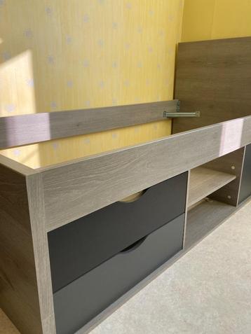 Bed beschikbaar voor biedingen