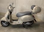 Vespa gts 125 cc  maart 2024  met 2000 km op de teller, Fietsen en Brommers, Ophalen, Zo goed als nieuw