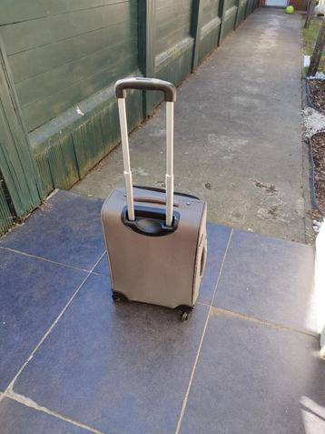 Te koop reiskoffer, Handtassen en Accessoires, Koffers, Ophalen, Uitschuifbare handgreep, Gebruikt, 50 tot 60 cm