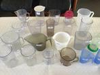 20 tasses à mesurer en plastique, grandes et petites, Maison & Meubles, Cuisine | Vaisselle, Comme neuf, Enlèvement ou Envoi