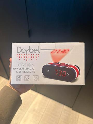 Wekkerradio met projectie beschikbaar voor biedingen