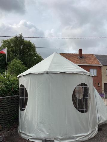 Ovale tent beschikbaar voor biedingen