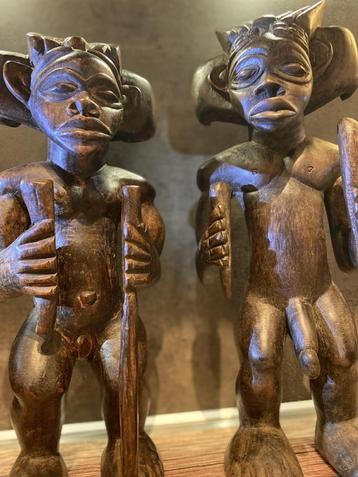 Deux statues de Chibinda Ilunga, homme et femme. Étouffement