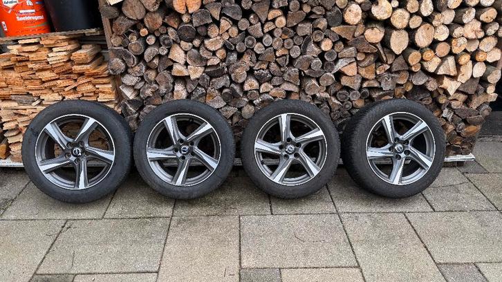 Volvo velgen winterset met Nokian WR Snowproof banden, Auto-onderdelen, Banden en Velgen, Band(en), Winterbanden, 16 inch, 205 mm