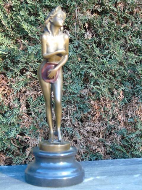 Naakte vrouw met een rode bronzen hoed gesigneerd, MAVCHI, Antiek en Kunst, Antiek | Brons en Koper, Brons, Ophalen of Verzenden