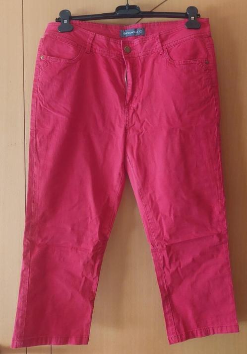 Rode 3/4 broek voor dames - T.42, Kleding | Dames, Broeken en Pantalons, Zo goed als nieuw, Maat 42/44 (L), Rood, Driekwart, Ophalen of Verzenden