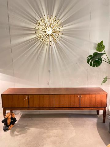 Vintage dressoir beschikbaar voor biedingen