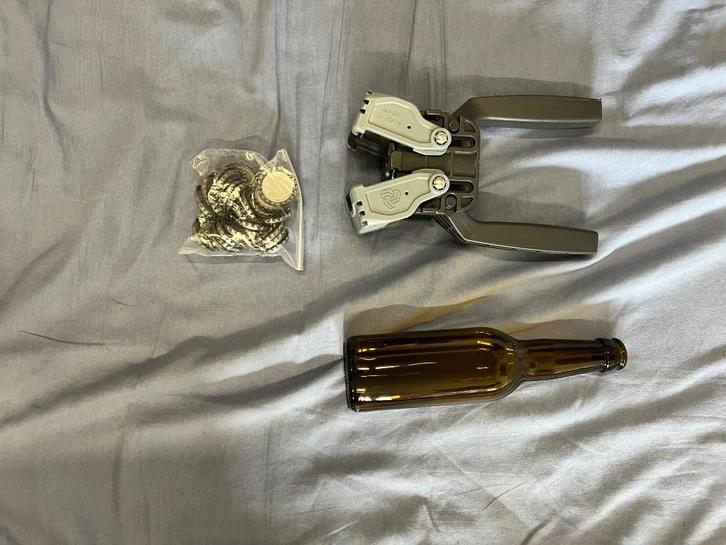 Bierbrouw set – flessen + kroonkurkapparaat, Hobby en Vrije tijd, Overige Hobby en Vrije tijd, Nieuw, Ophalen of Verzenden