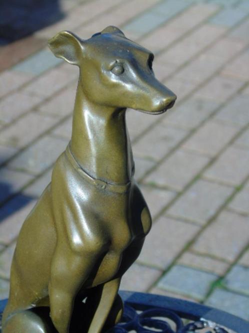 Standbeeld van een zittende windhond in brons gesigneerd., Antiek en Kunst, Antiek | Brons en Koper, Brons, Ophalen
