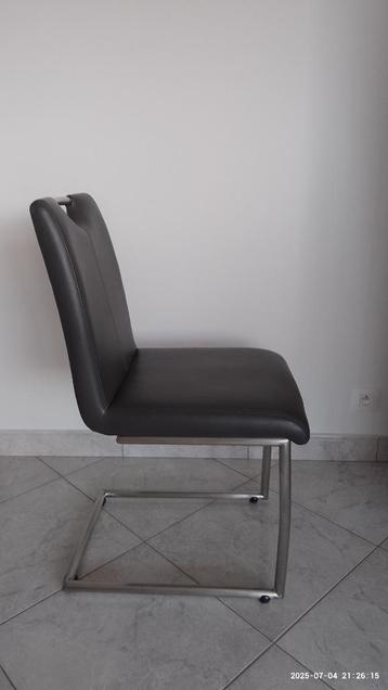 Moderne stoelen beschikbaar voor biedingen