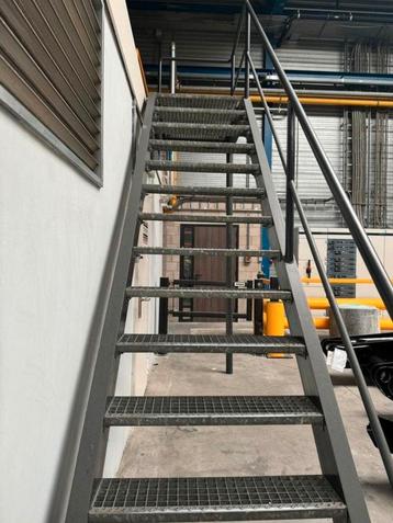 Bordestrap stalen industriële trap 295cm bordes 80x120cm. beschikbaar voor biedingen