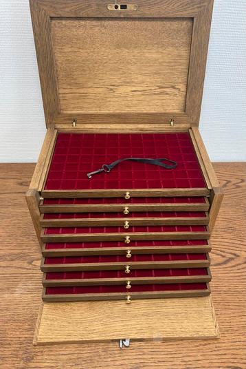 Eiken munten of penning kabinet 8 lades beschikbaar voor biedingen