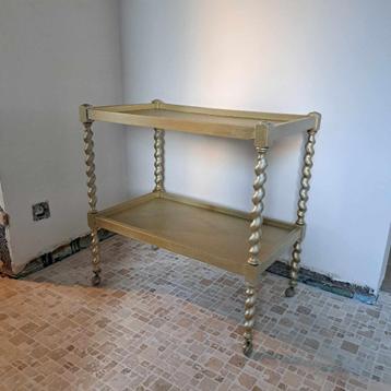 Decoratief houten karretje in goudkleur beschikbaar voor biedingen