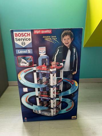 Autogarage Bosch met lift en 5 verdiepingen beschikbaar voor biedingen