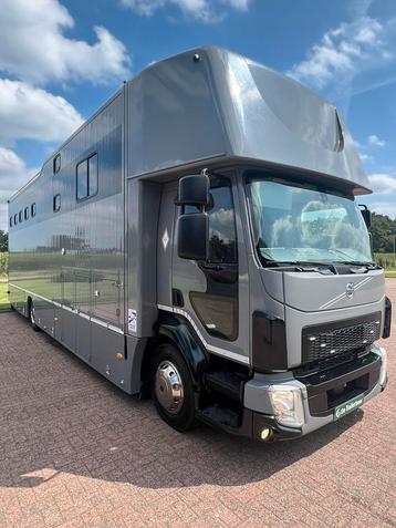 Uniek! Nieuwstaat Volvo paardenvrachtwagen, 2022 opbouw! beschikbaar voor biedingen