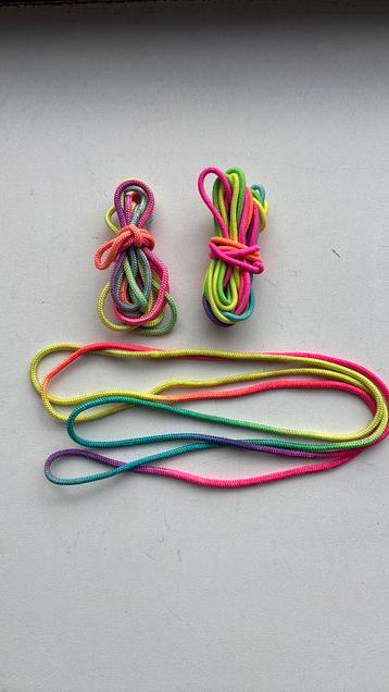 Touwtjes voor vingerspel beschikbaar voor biedingen