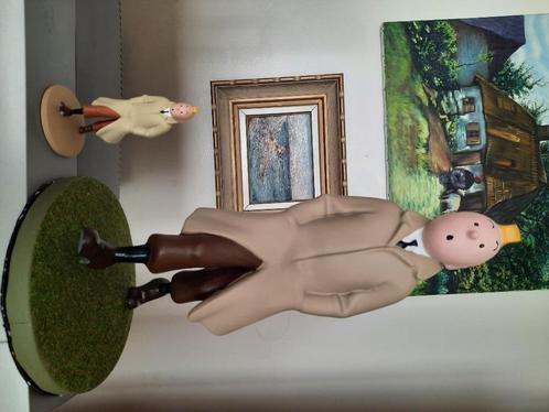 Figurine Tintin en trench coat 37 cm., Collections, Statues & Figurines, Neuf, Autres types, Enlèvement ou Envoi