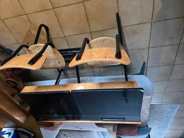 Oude schoolbank  beschikbaar voor biedingen