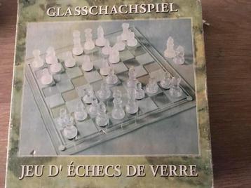 Glazen schaakspel beschikbaar voor biedingen