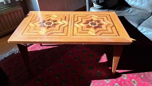 Unieke handgemaakte houten tafel met geometrisch inlegwerk, Huis en Inrichting, Tafels | Salontafels, Gebruikt, Minder dan 50 cm