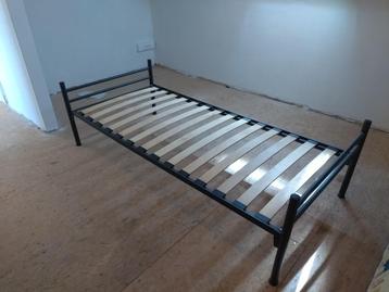 Cadre de lit sommier 90*200 et matelas Latoflex beschikbaar voor biedingen