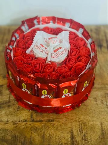 Kitkat raffaelo cadeau taart VALENTIJNSTIP!! beschikbaar voor biedingen