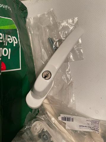 poignées de fenêtre beschikbaar voor biedingen