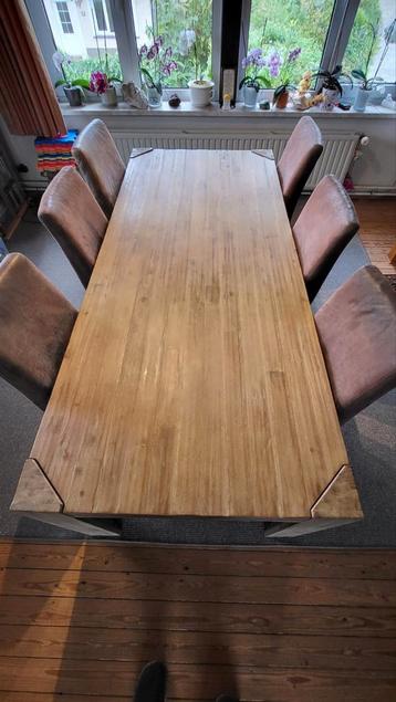 tafel en 6 stoelen beschikbaar voor biedingen