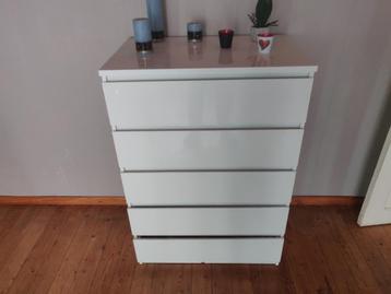 Dresser beschikbaar voor biedingen