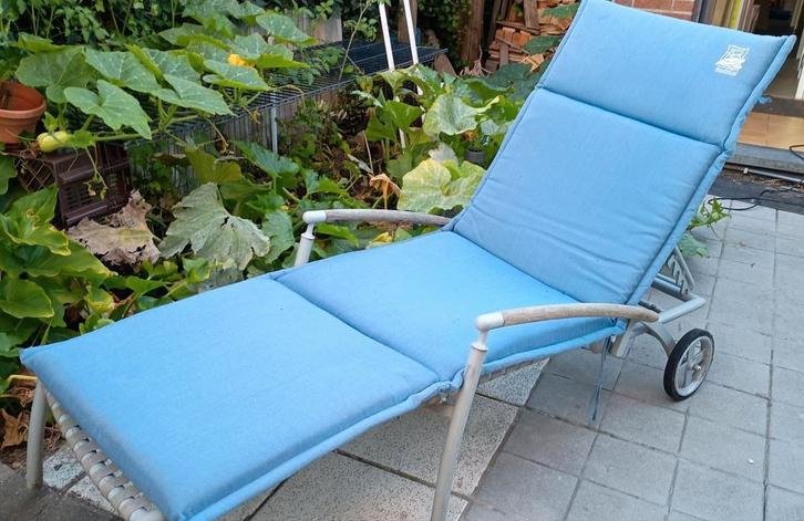 Ligbed met kussen, Tuin en Terras, Ligbedden, Zo goed als nieuw, Aluminium, Ophalen