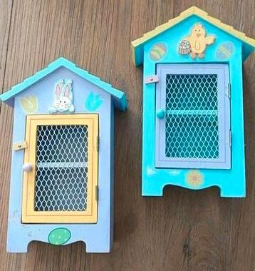 2 kleurrijke houten eierhuisjes beschikbaar voor biedingen