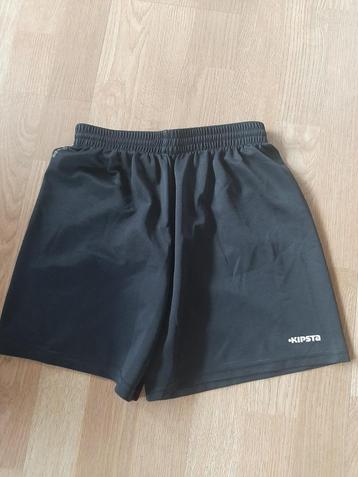 zwarte voetbalshort beschikbaar voor biedingen