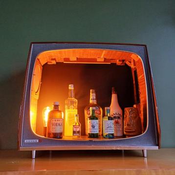 TV vintage transformée en armoire avec éclairage