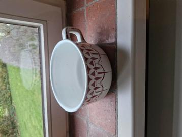 Oude pot  beschikbaar voor biedingen