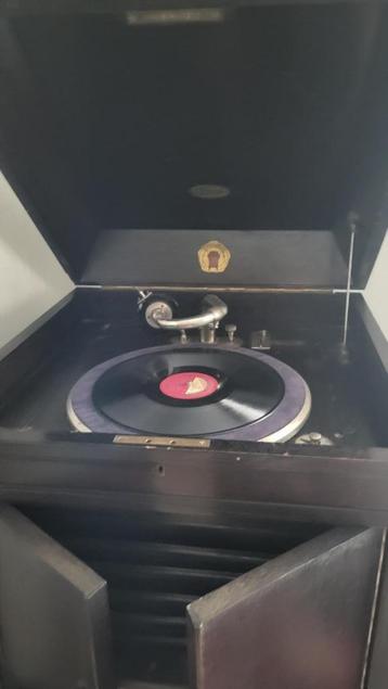 Grammofoon meubel met muntinworp beschikbaar voor biedingen