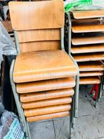 Dringend gezocht houten schoolstoelen, Ophalen