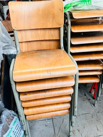 Dringend gezocht houten schoolstoelen beschikbaar voor biedingen